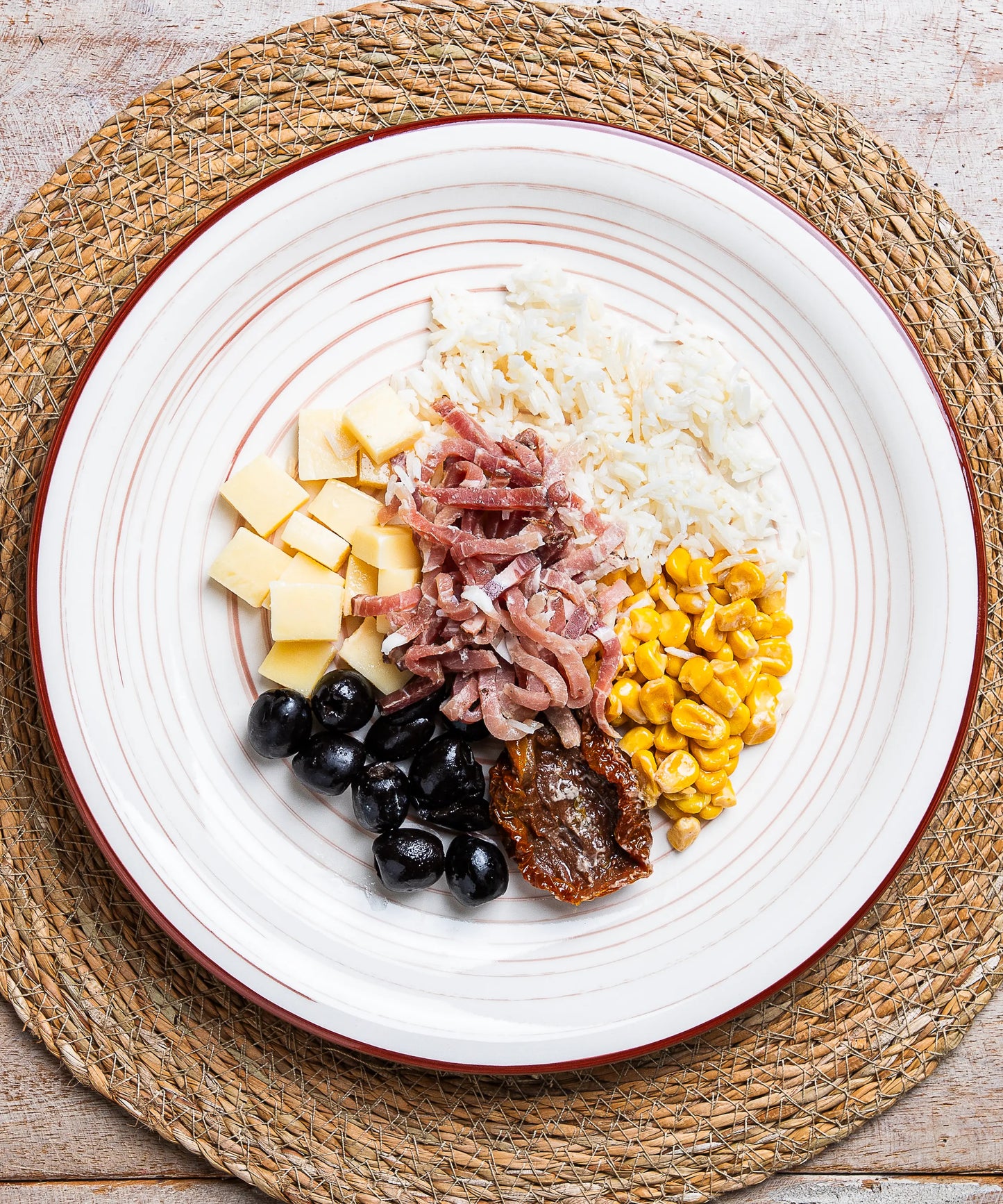 Basmati Pokè con Riso Basmati, Speck, Edamer, Pomodoro, Mais e Olive