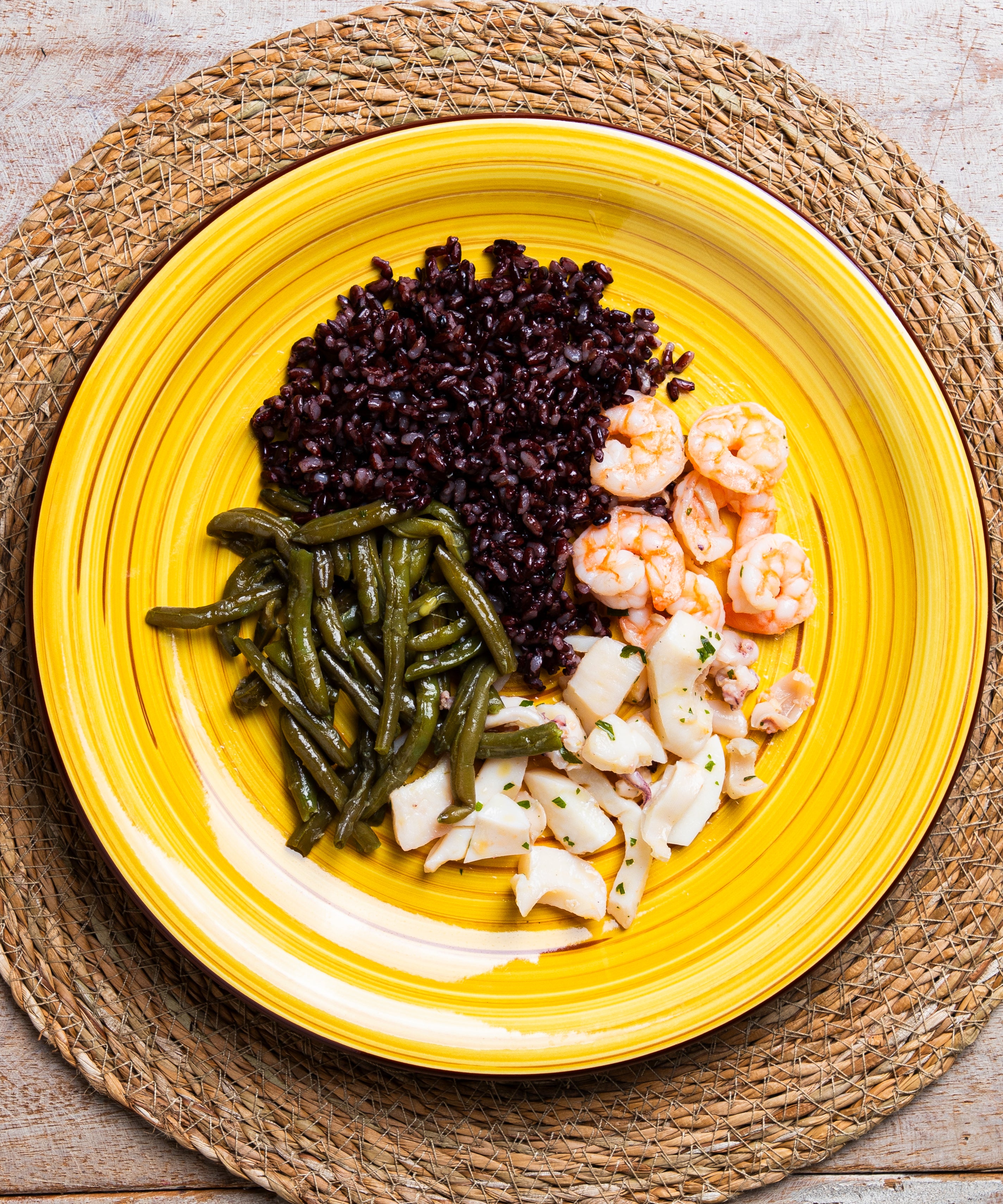 Black Pokè: Riso Nero, Gamberi, Fagiolini, Totani e Calamari