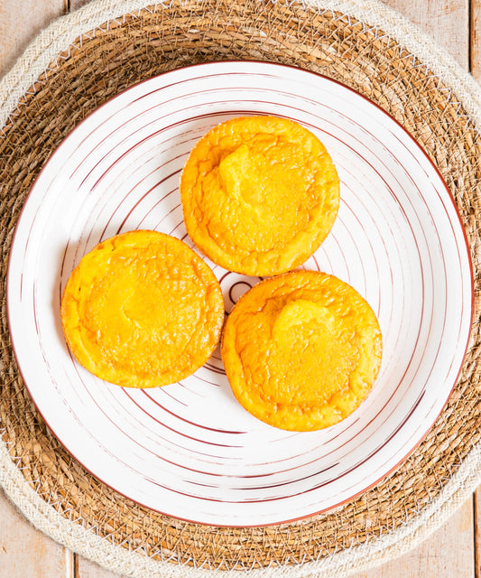 Tre muffin giallo dorato su piatto bianco con sottili anelli rossi per pancake soffici fluffy pancake