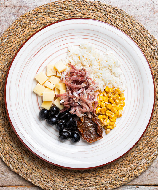 Basmati Pokè con Riso Basmati, Speck, Edamer, Pomodoro, Mais e Olive