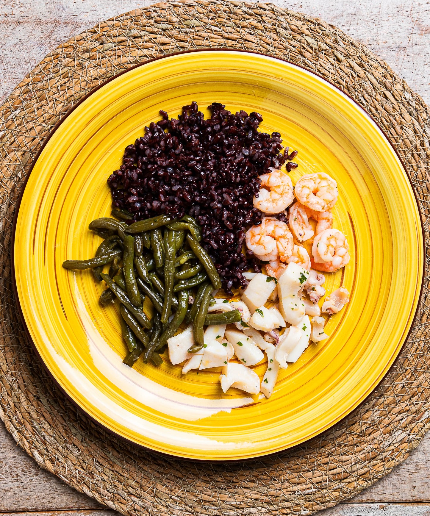 Black Pokè con Riso Nero integrale, Gamberi, Fagiolini, Totani e alamari