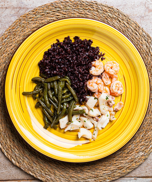Black Pokè con Riso Nero integrale, Gamberi, Fagiolini, Totani e alamari