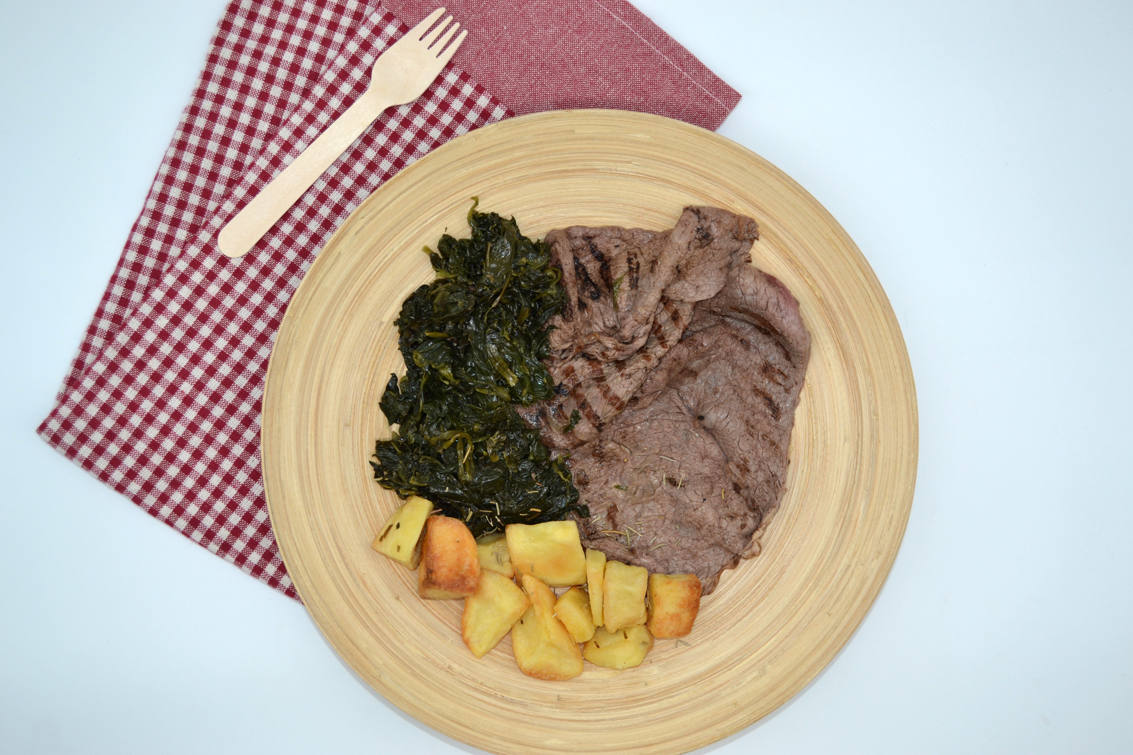 Tagliata di manzo con patate e spinaci