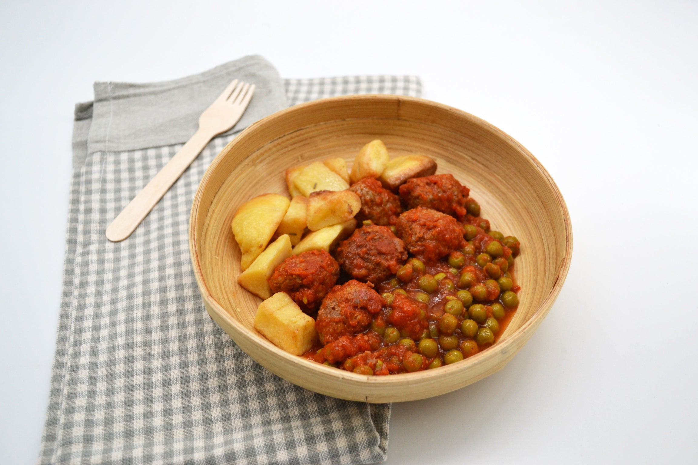 Polpette e piselli con patate al forno