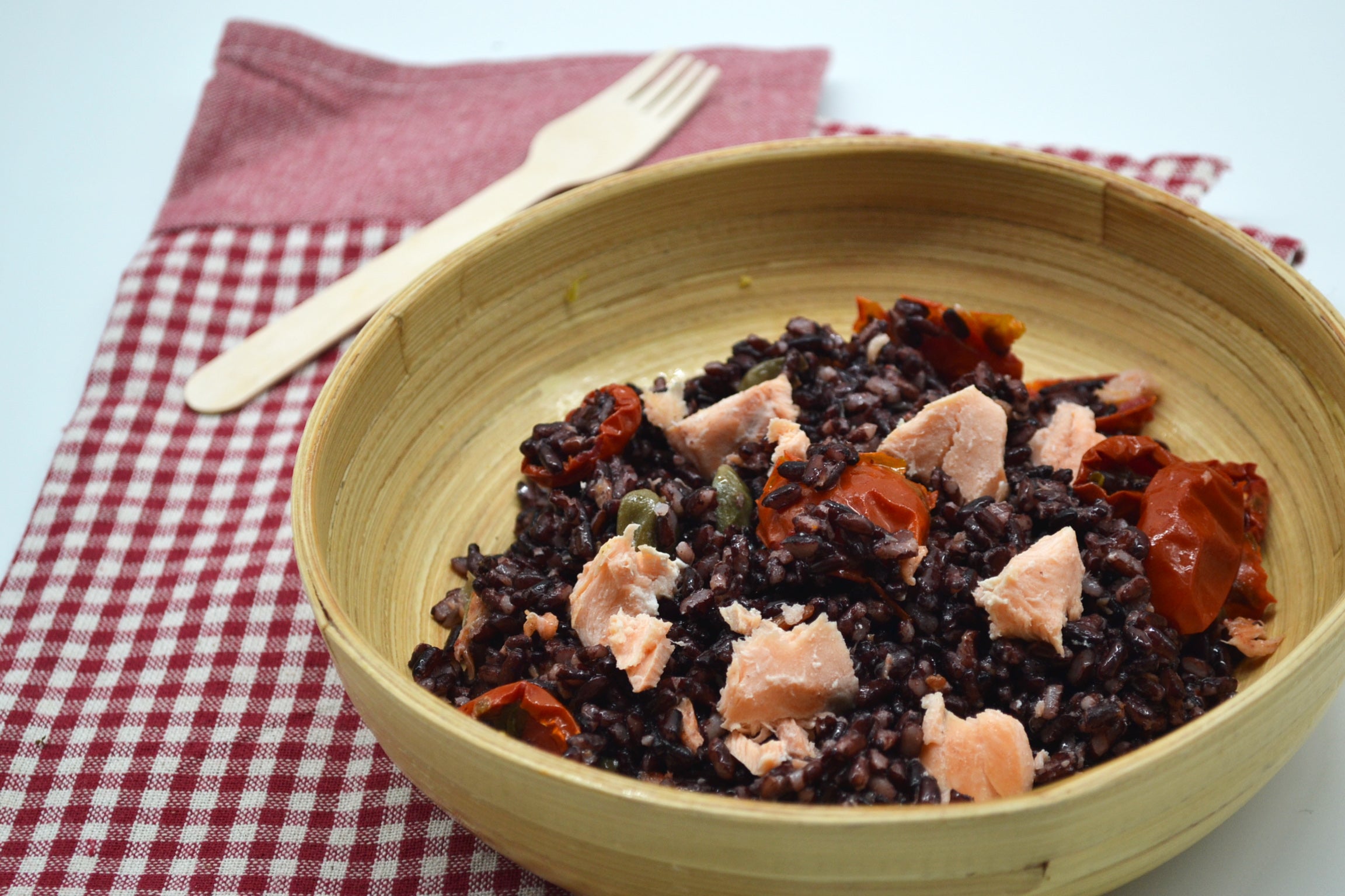 Riso nero e salmone con capperi e pomodorini-2