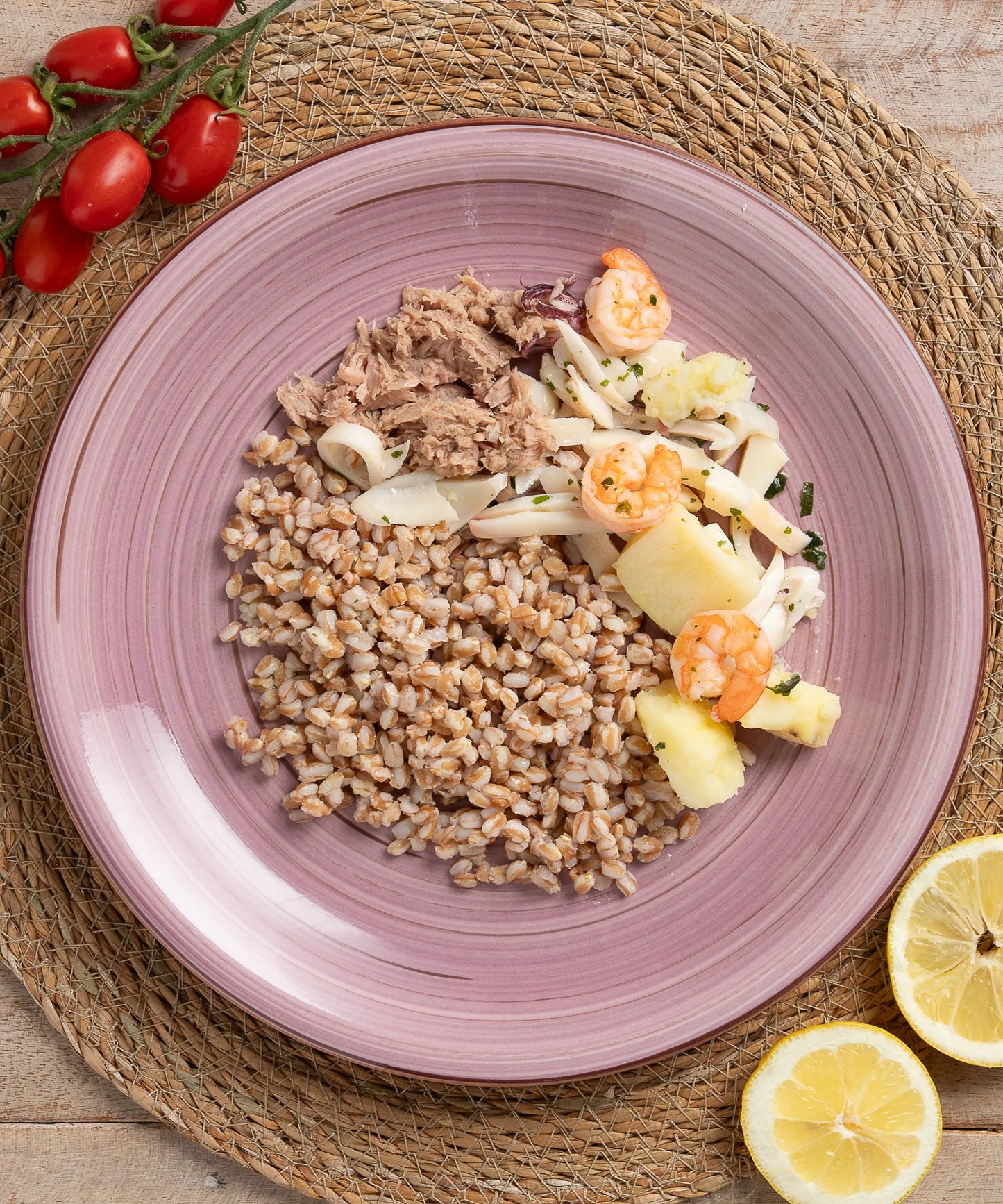Farro Pokè con Farro Perlato, Tonno, Patate, Mazzancolle e Calamari