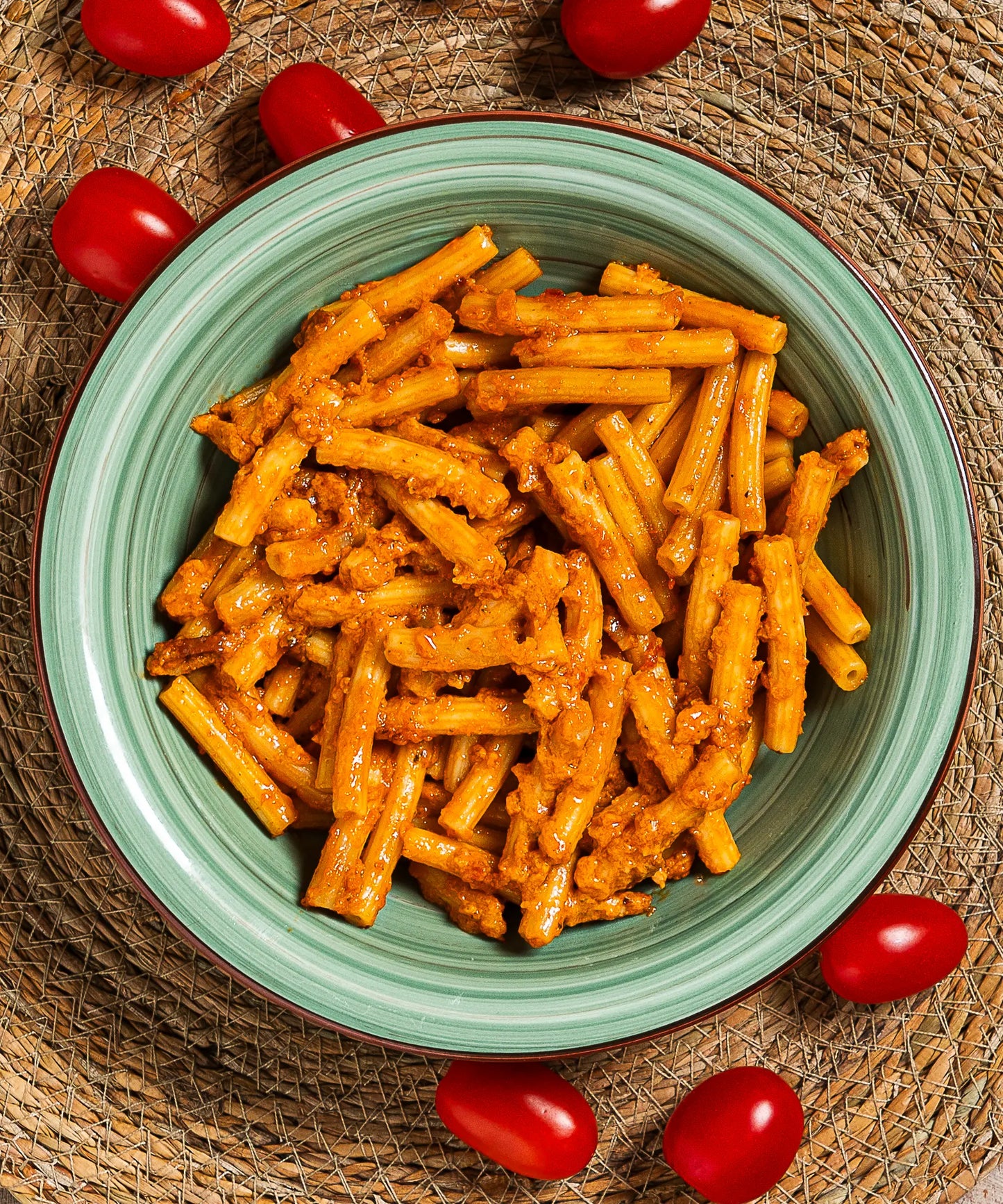 Maccheroncini con sugo alla panna, pomodoro e pancetta