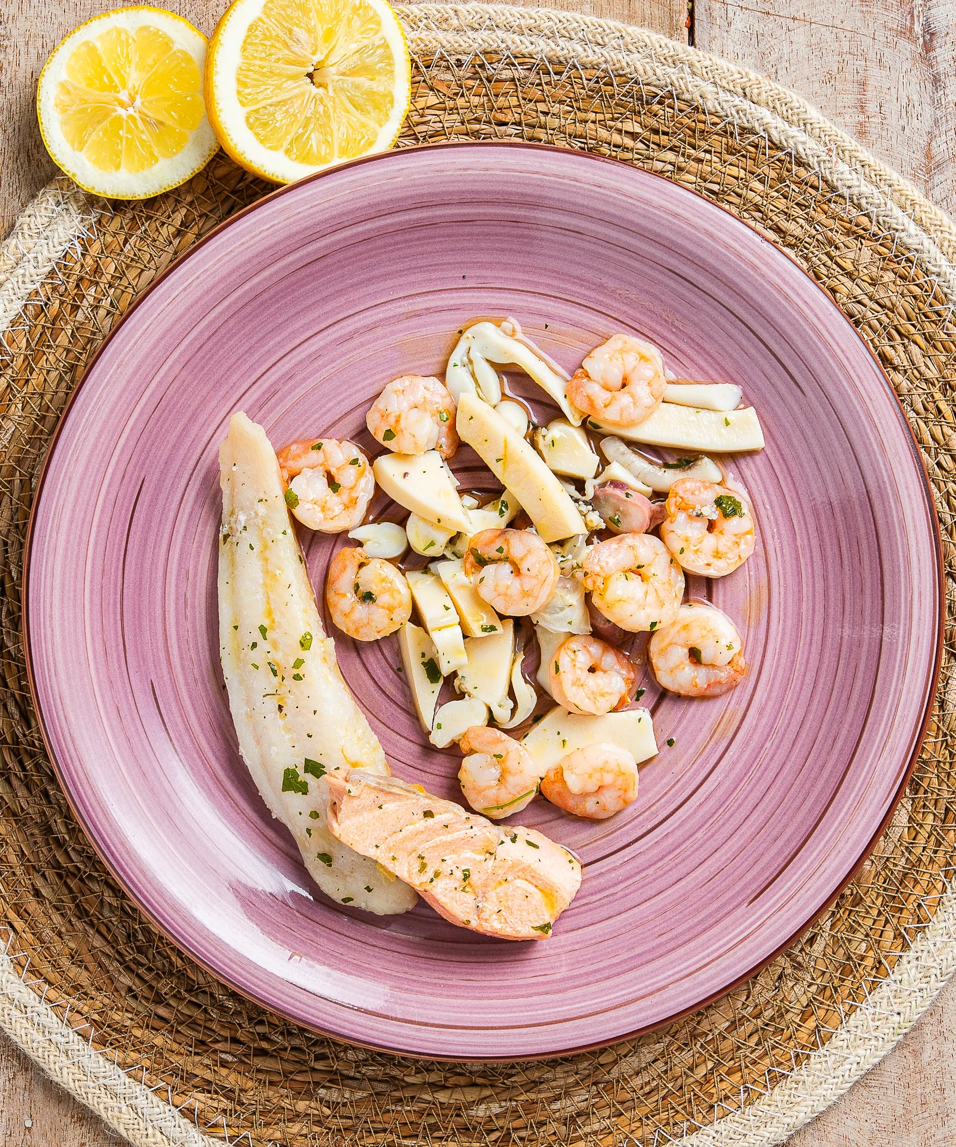 Misto Mare con Salmone Polpo Gamberi e Seppie - pasto