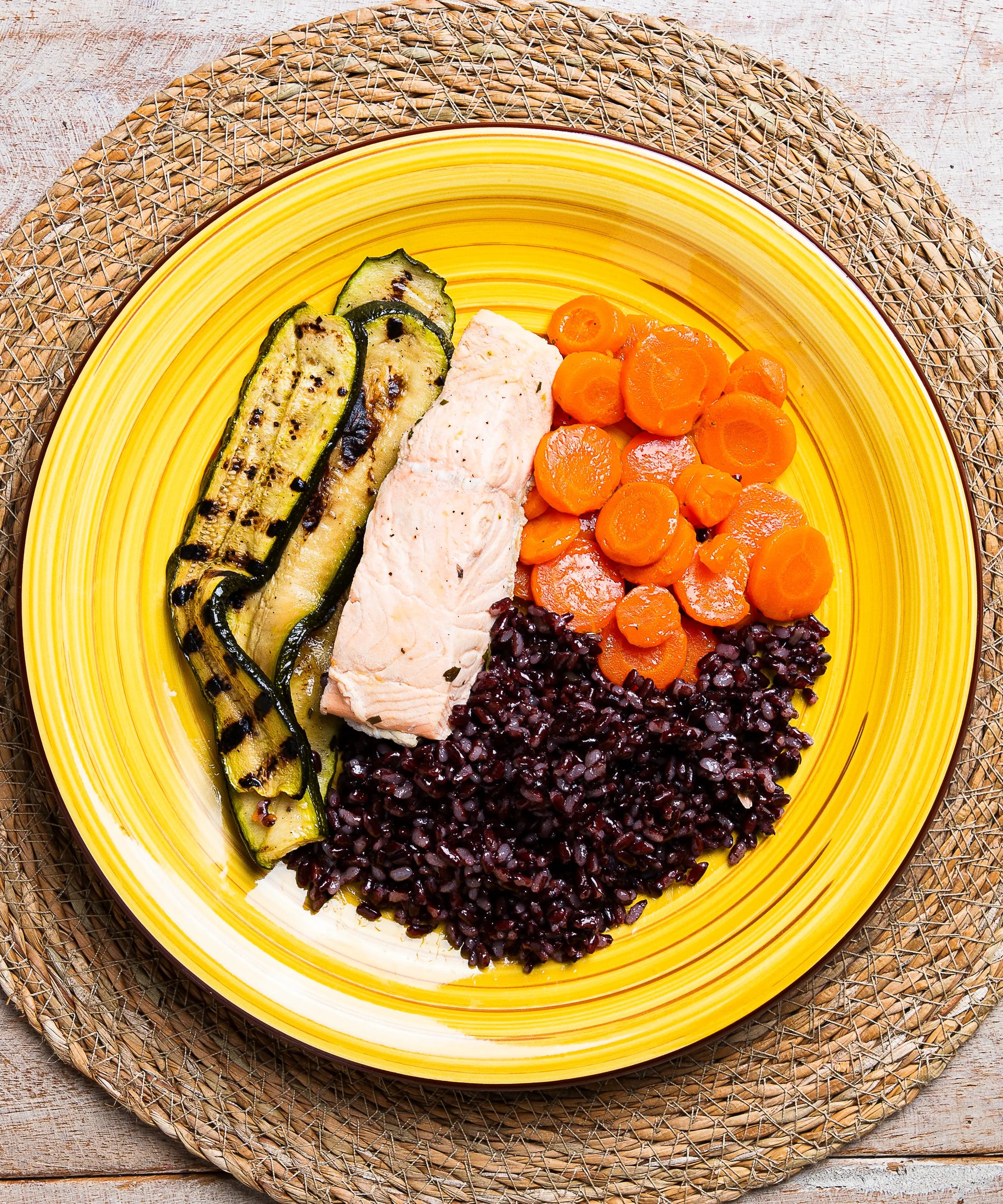 Riso Venere con Salmone e Verdure