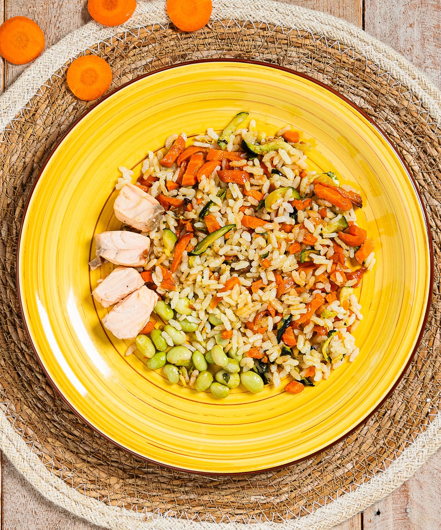 Salmon Pokè con Riso, Salmone, Verdure, Edamame e Quinoa