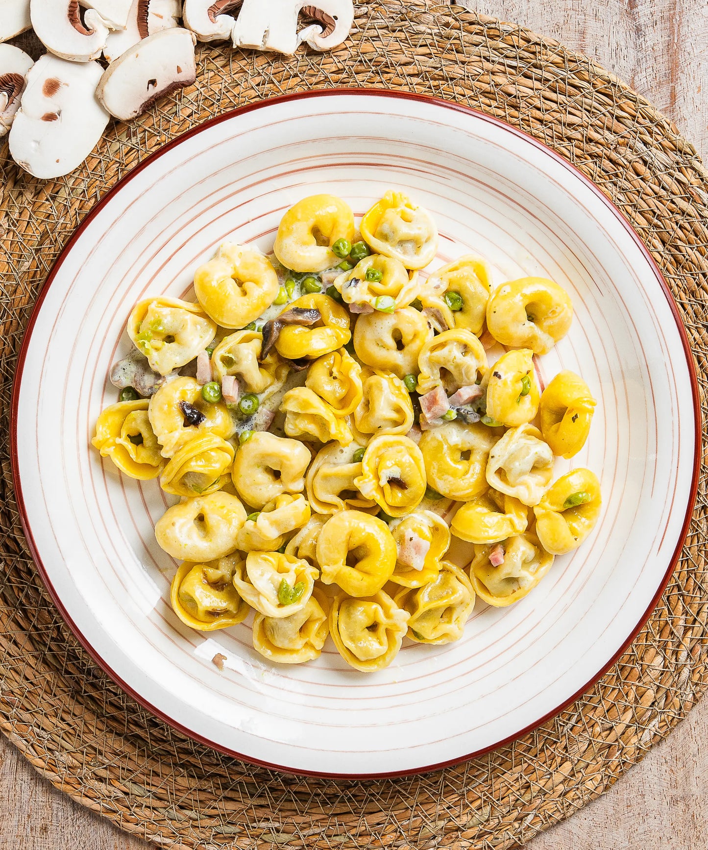 Tortellini alla Boscaiola con panna e funghi