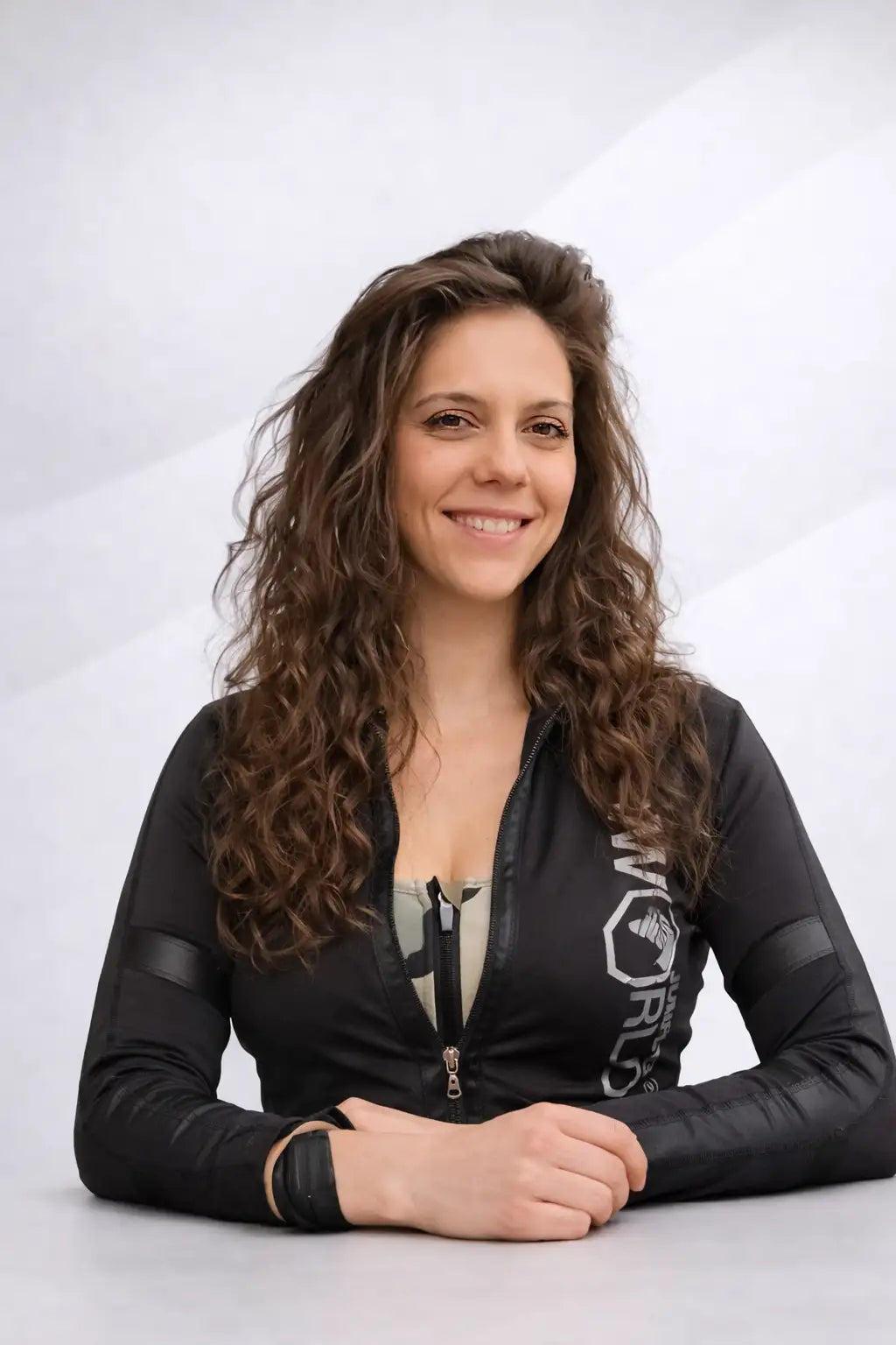 Giacca con zip nera con logo bianco e pannelli sulle braccia neri
