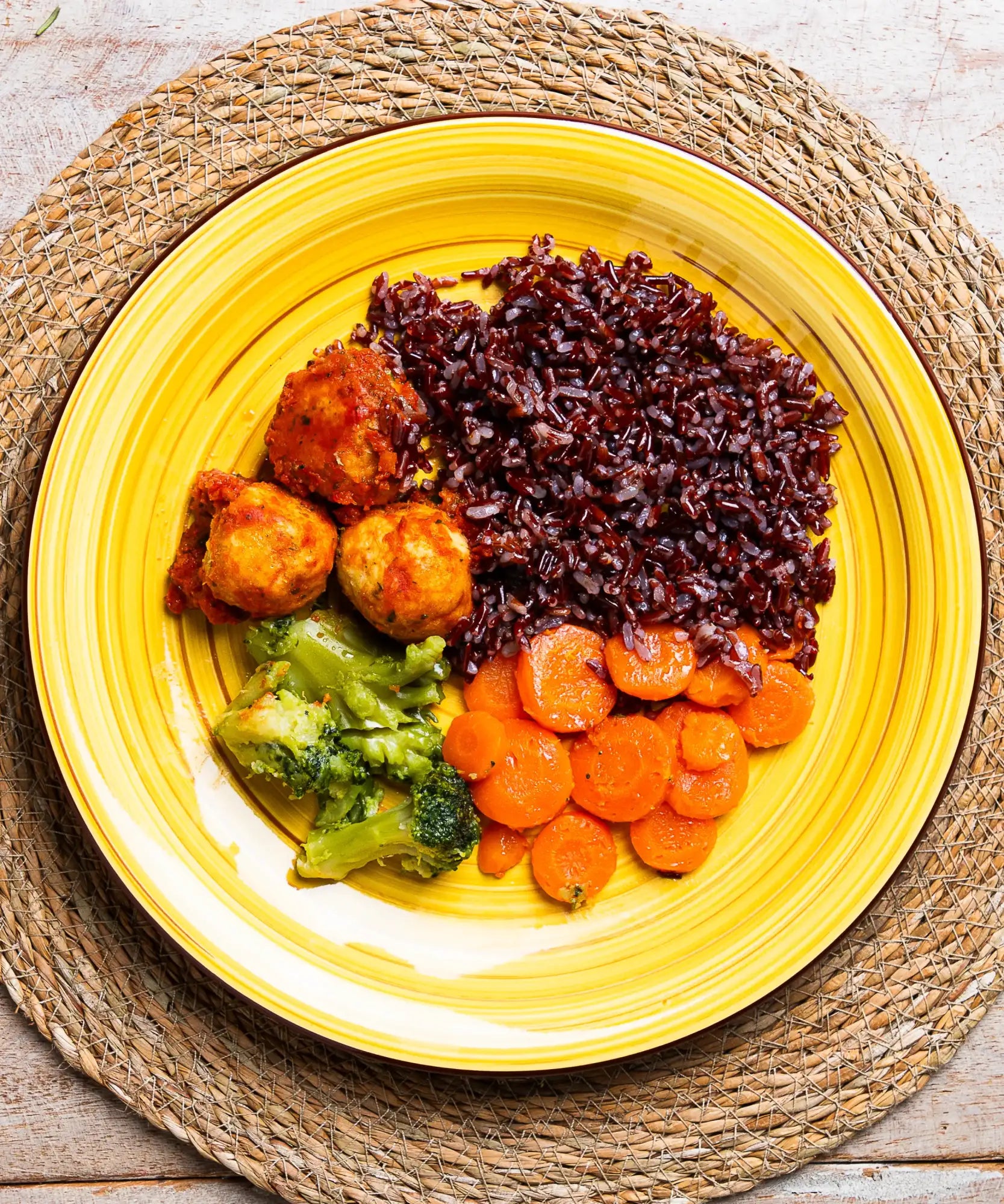 Polpette di Baccalà con Carote e Broccoli e Riso Rosso Integrale - pasto