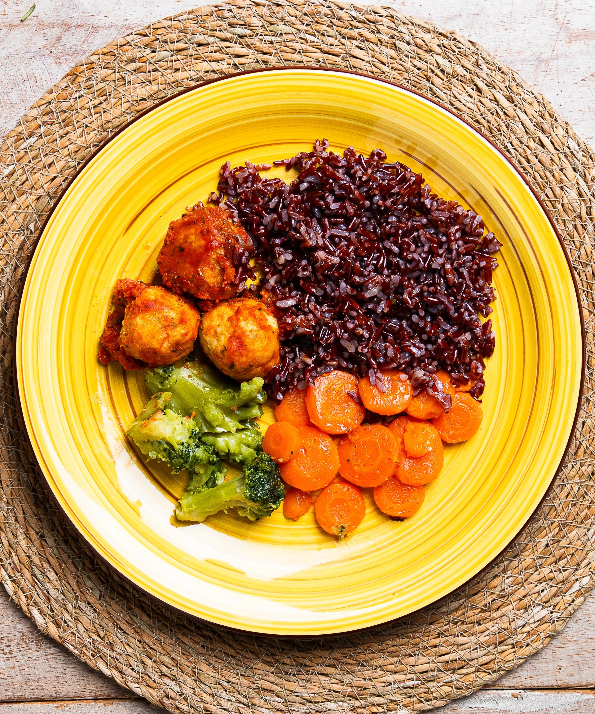 Polpette di Baccalà con Carote e Broccoli e Riso Rosso Integrale - pasto