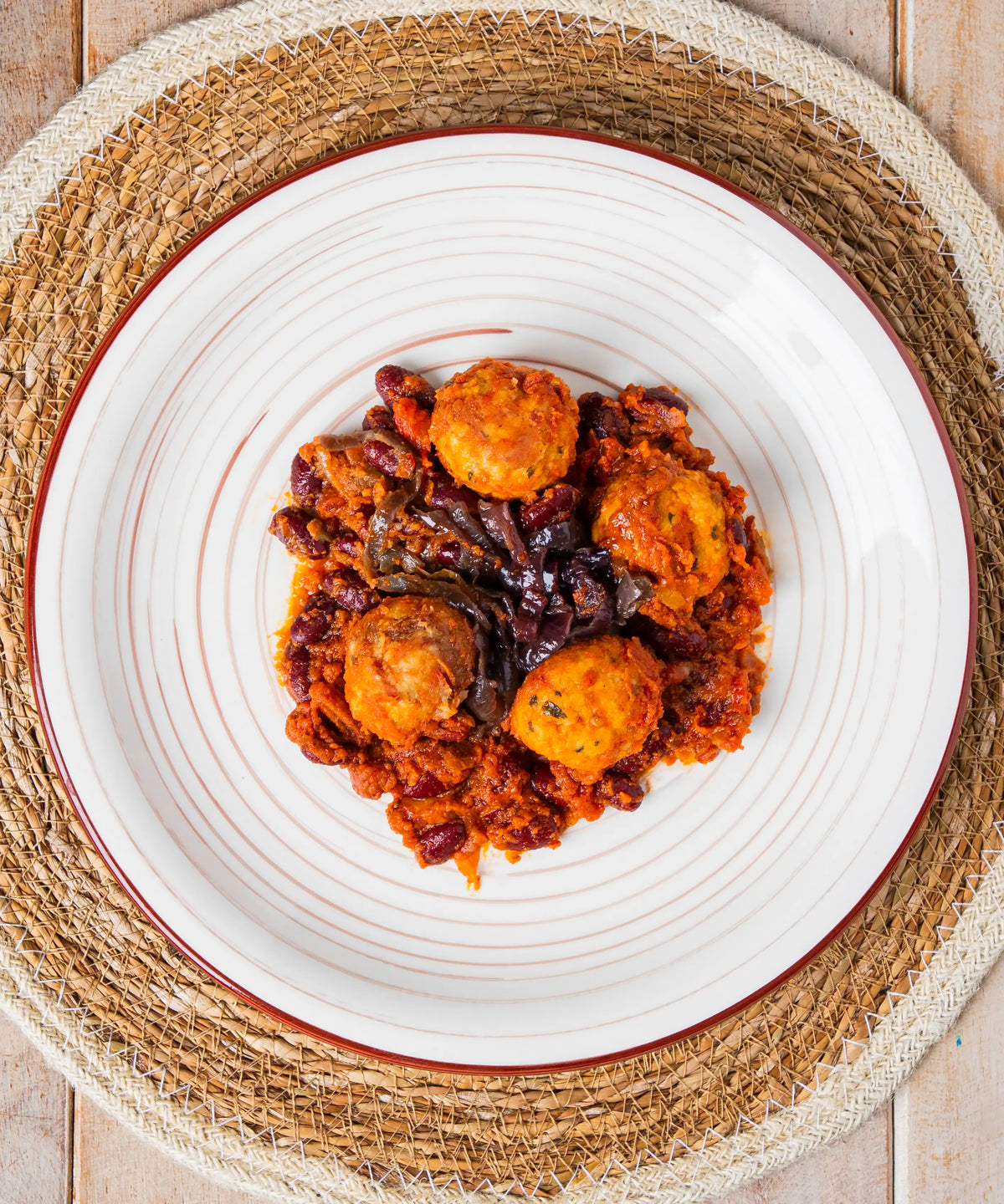Una ricca polpetta di pollo alla messicana con fagioli neri peperoni cipolla e olio extravergine in salsa rossa
