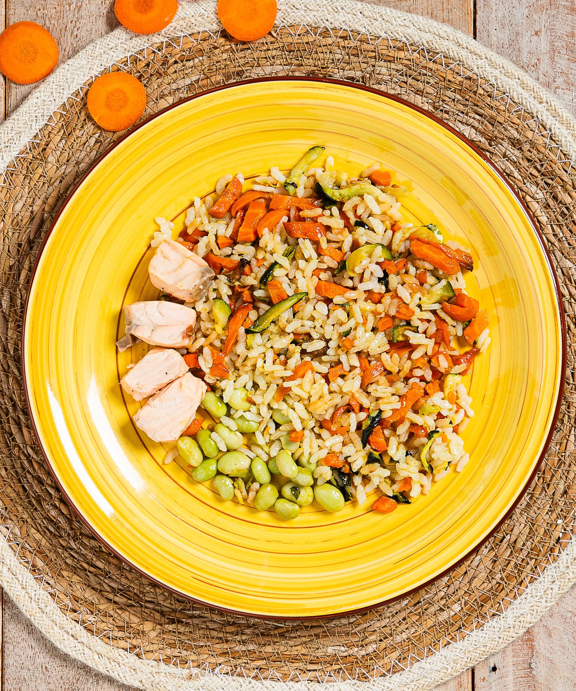 Salmon Pokè con Riso Salmone Verdure Edamame e Quinoa - pasto