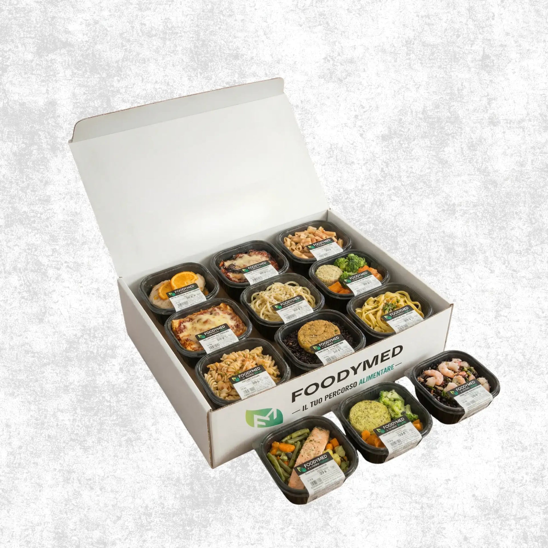 Scatola di cartone bianca contenente dodici contenitori neri per meal prep con alimenti etichettati.