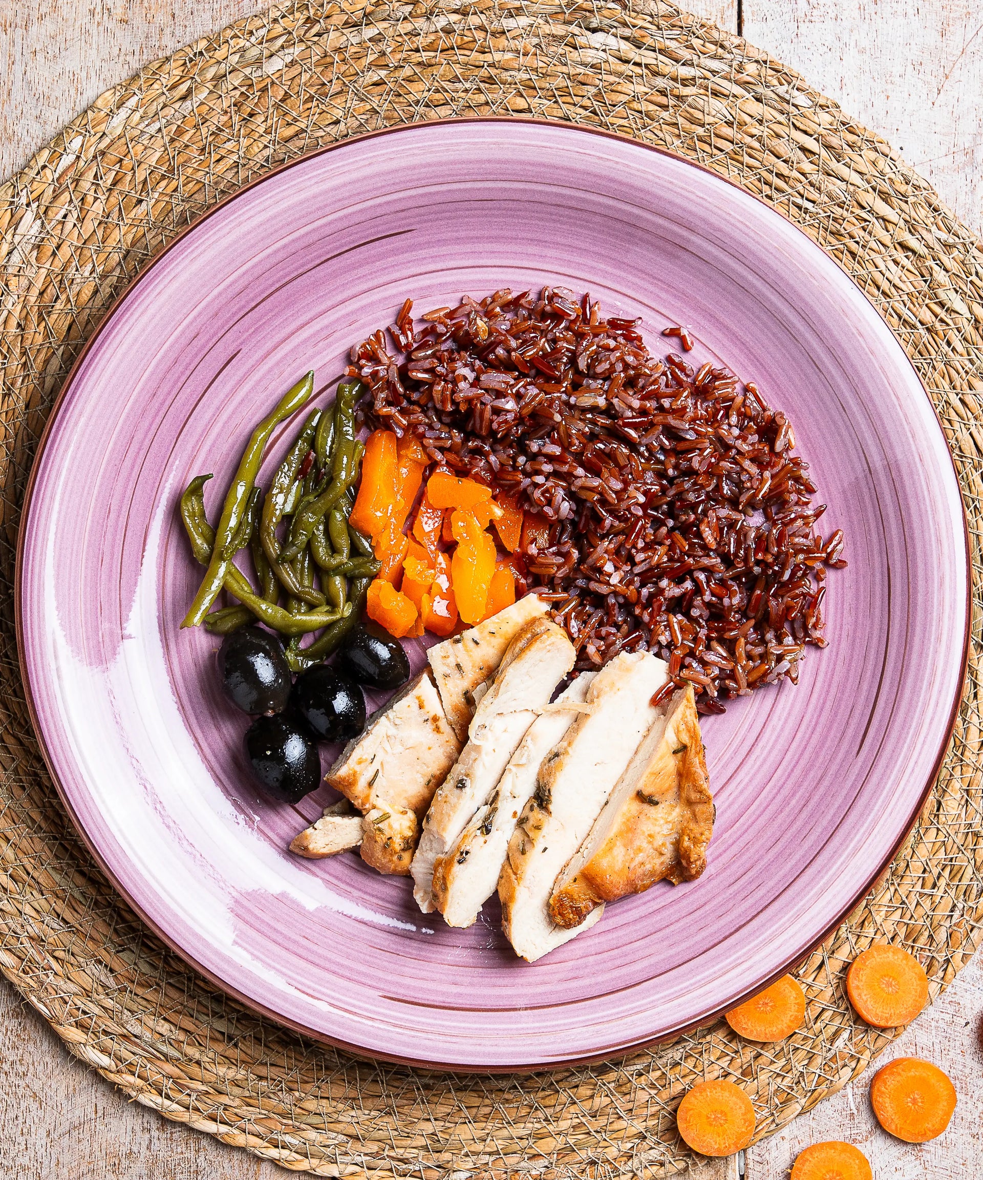 Selvaggio Pokè con Riso Rosso Tagliata di Pollo Fagiolini Carote Olive - pasto