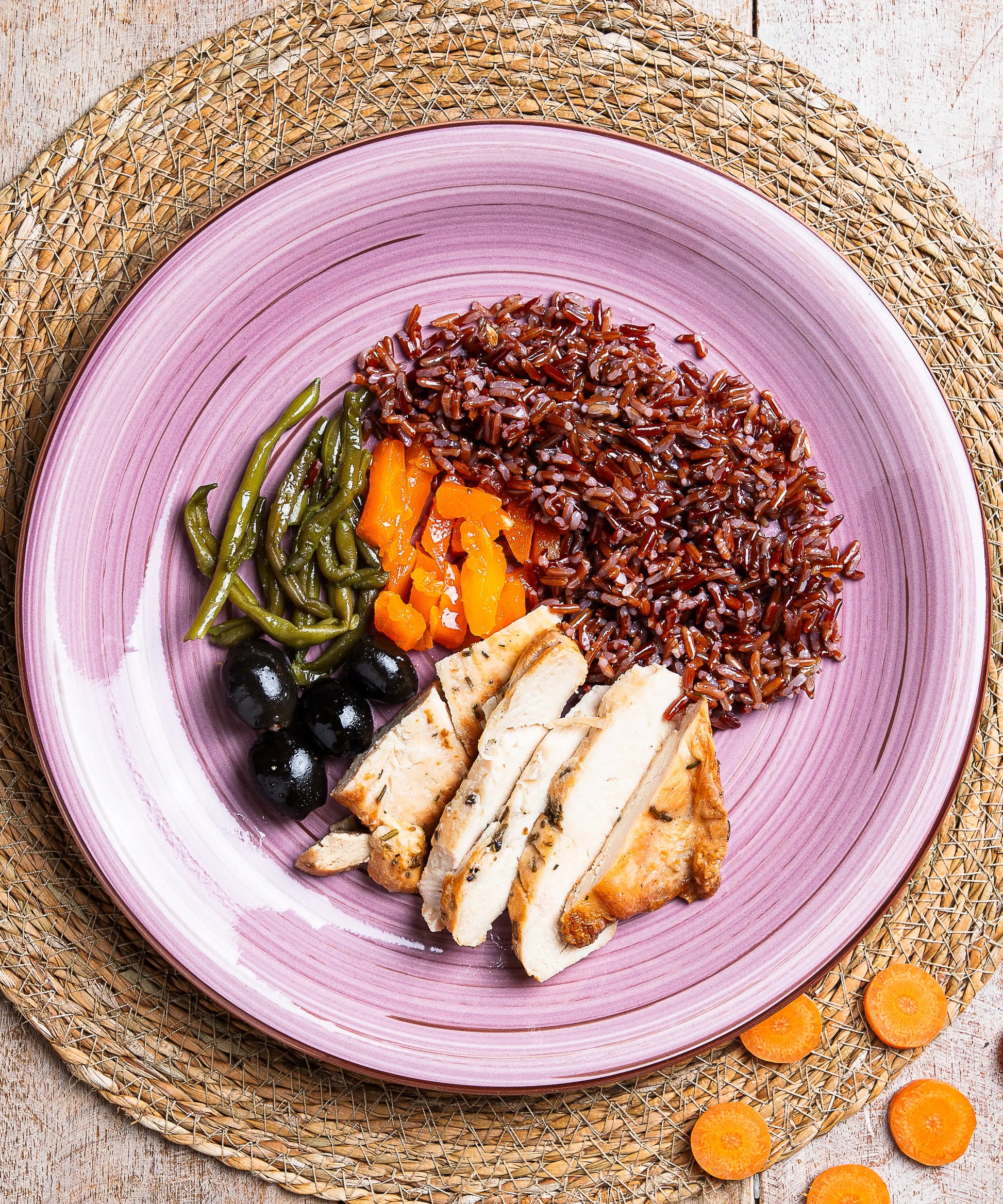 Selvaggio Pokè con Riso Rosso Tagliata di Pollo Fagiolini Carote Olive - pasto